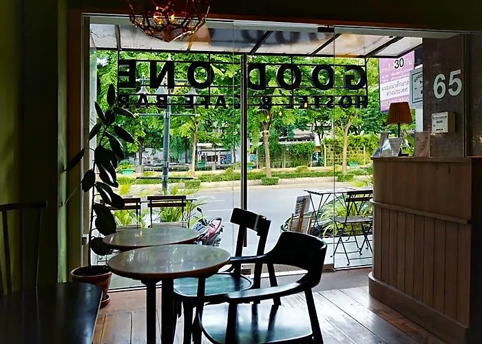 Good One Poshtel & Cafe Bar *