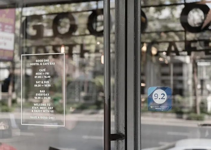 Good One Poshtel & Cafe Bar Хостел *