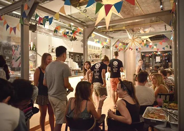 بيت شباب Good One Poshtel & Cafe Bar *